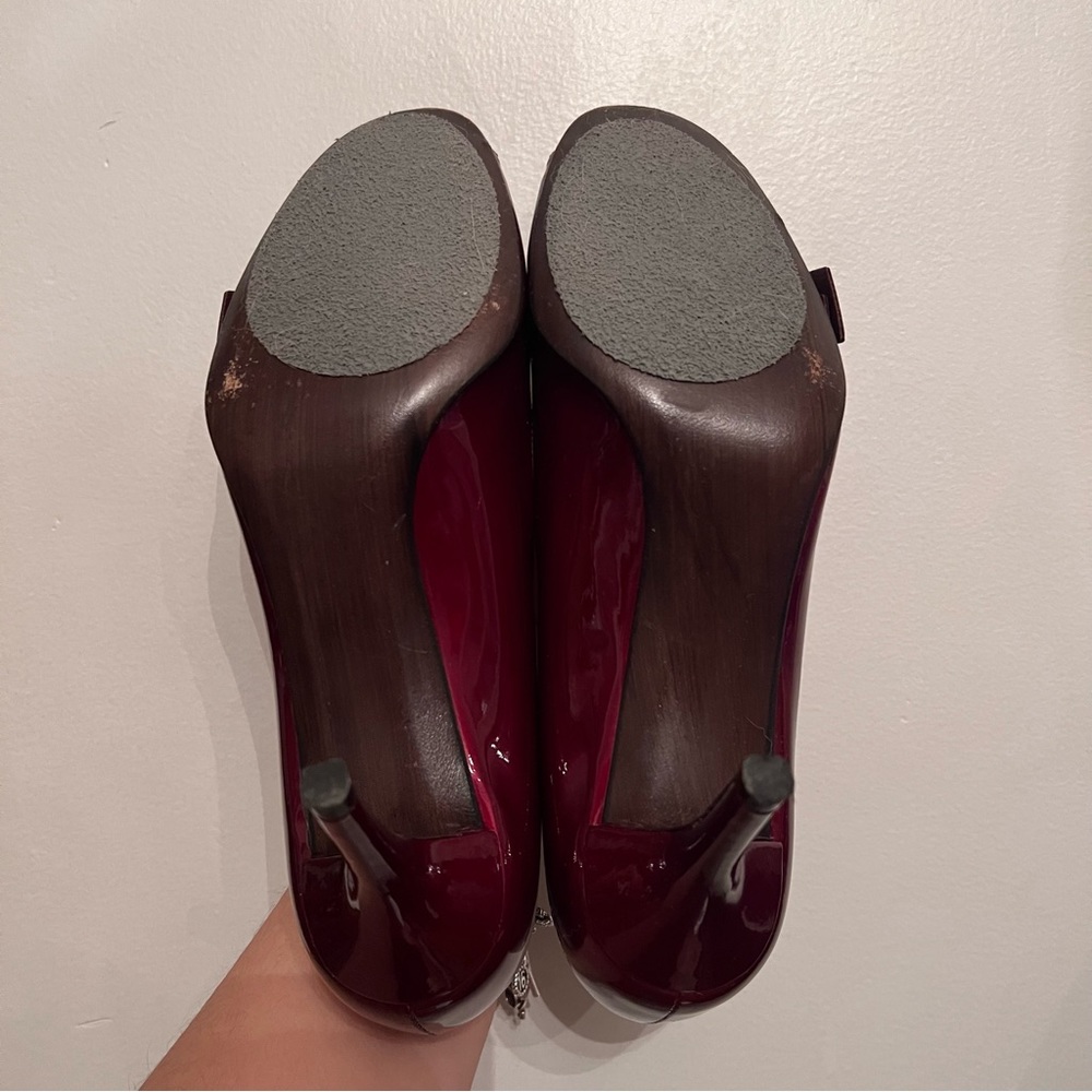Stuart Weitzman - Bowgirl Burgundy Red Patent Leather Heels - 8.5 - Picture 4 of 7